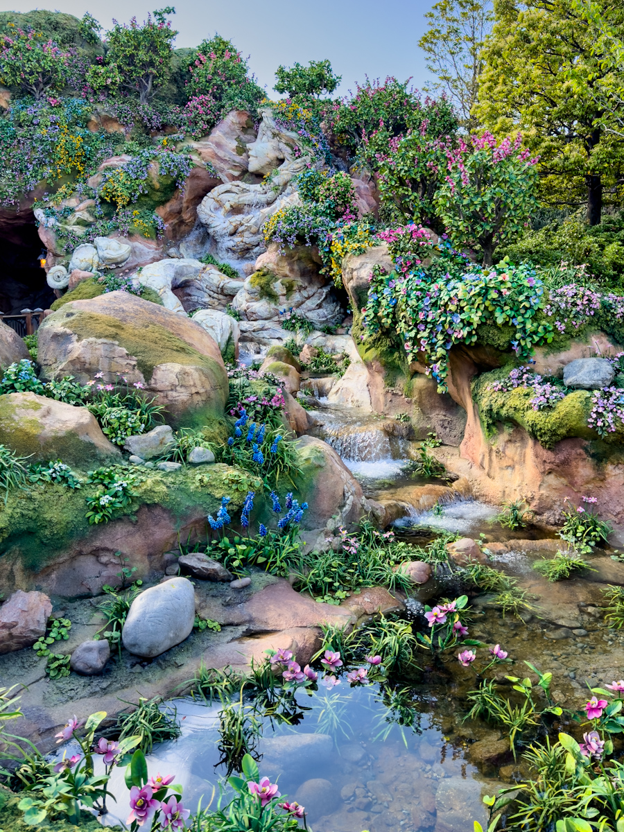 『塔の上のラプンツェル』の魔法の泉にはディズニープリンセス「ラプンツェル」とその親友のカメレオン「パスカル」