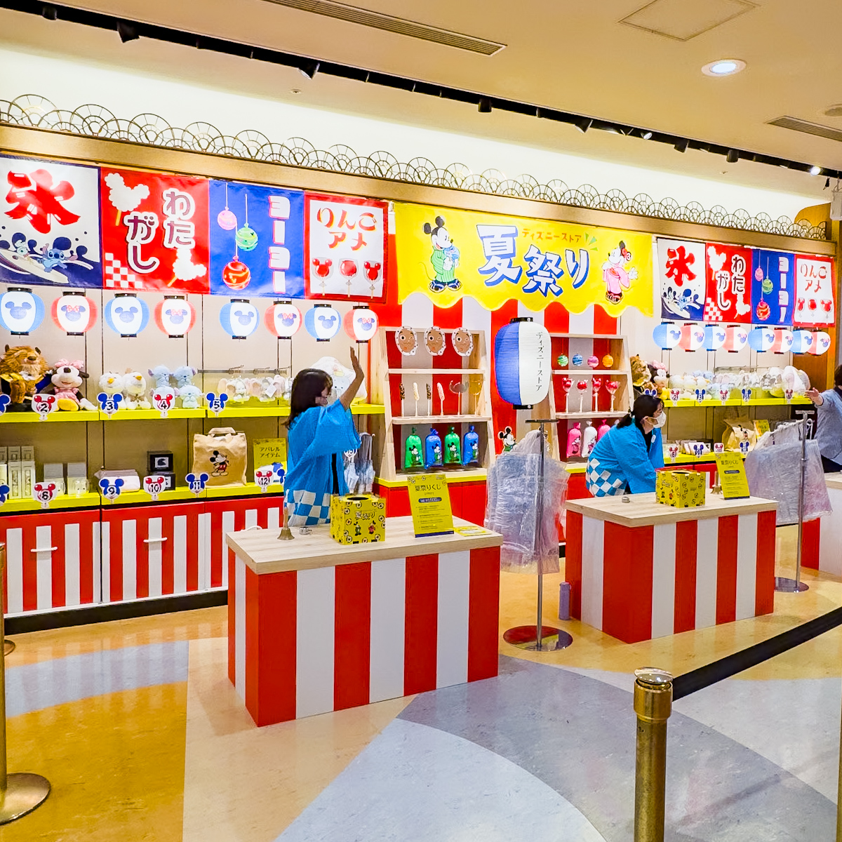 ディズニーストア夏祭りくじと装飾（東京ディズニーリゾート店）