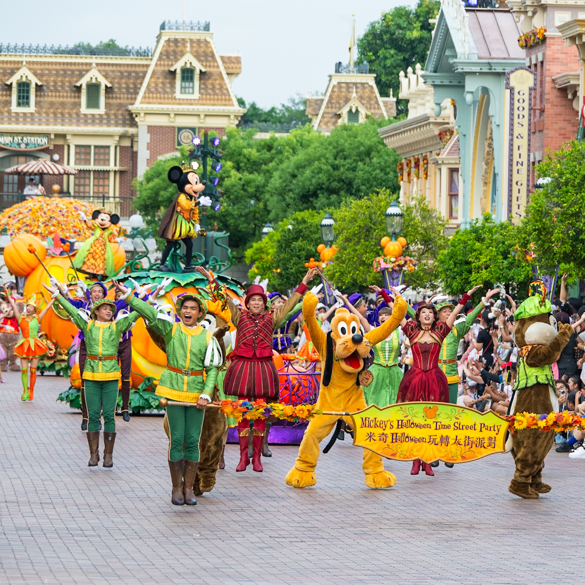 香港ディズニーランド”ディズニー・ハロウィーン・タイム2024”「ミッキーのハロウィーン・タイム・ストリート・パーティー！」先頭