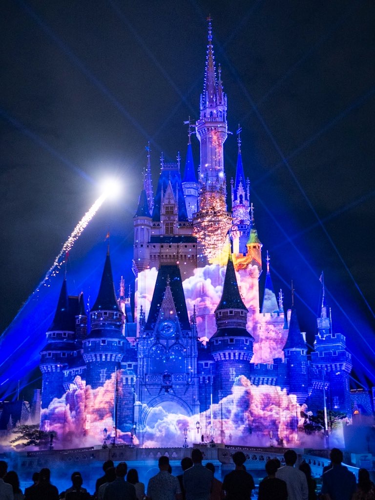 東京ディズニーランドでは新ナイトタイムエンターテイメント「Reach for the Stars」