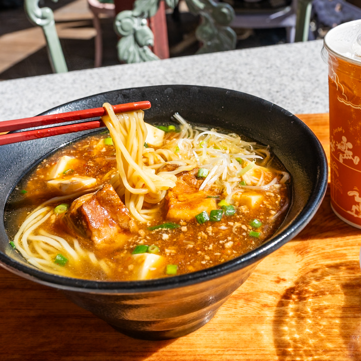 豚角煮とマーボー豆腐のあんかけ麺　麺