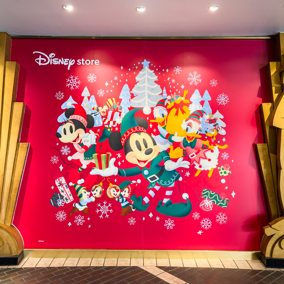 ディズニーストア東京ディズニーリゾート店ディズニークリスマス2024ウォールアート