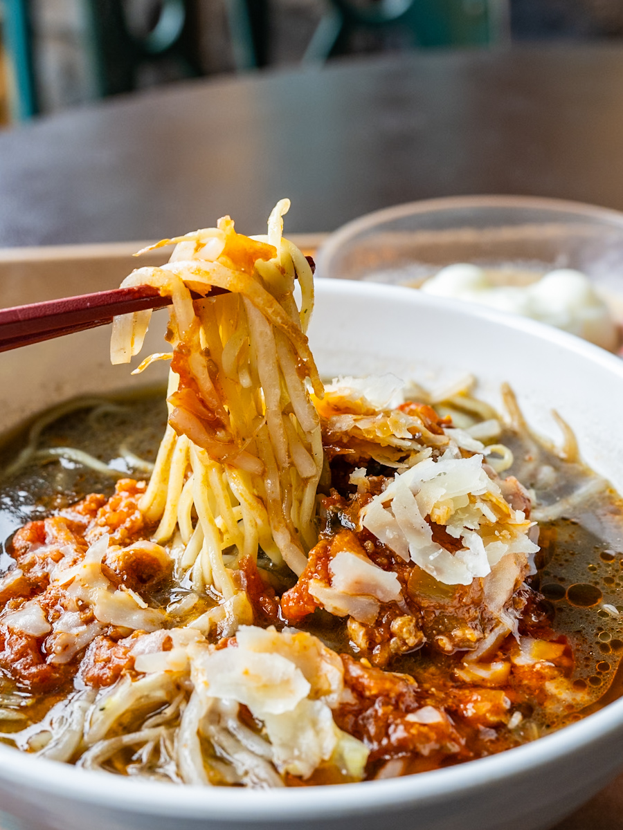 黒胡麻とトマトとパルメザンチーズの担担麺1