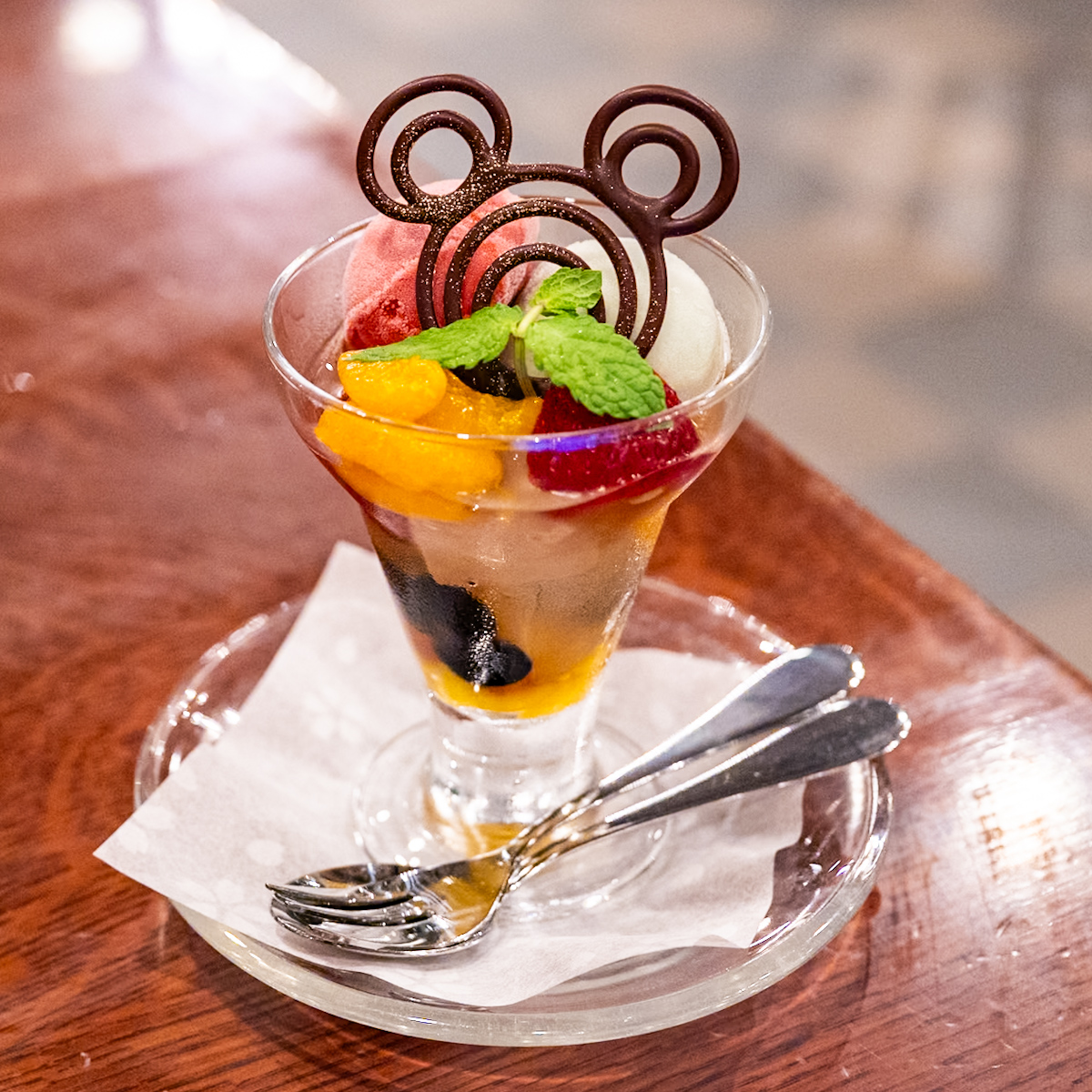 フルーツとわらび餅のパフェ、和三盆のシロップ