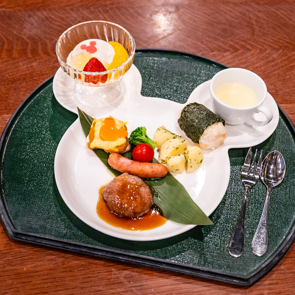 テリヤキハンバーグ、ソーセージ、ポテトのオーブン焼き、メカジキとカボチャのオーブン焼き、ミニトマト、ブロッコリー