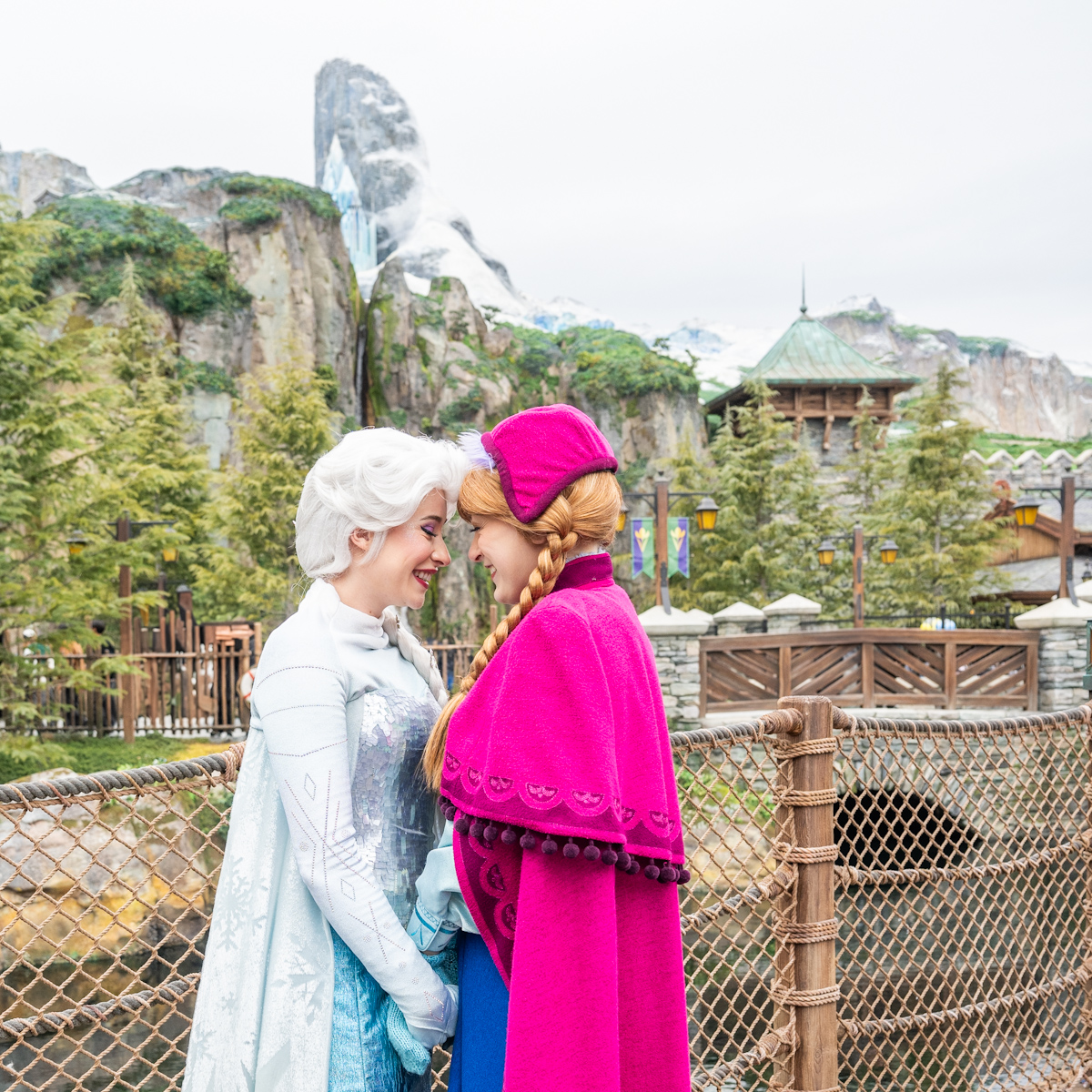 東京ディズニーシー／ファンタジースプリングス『アナと雪の女王』エルサ・アナグリーティング　冬服