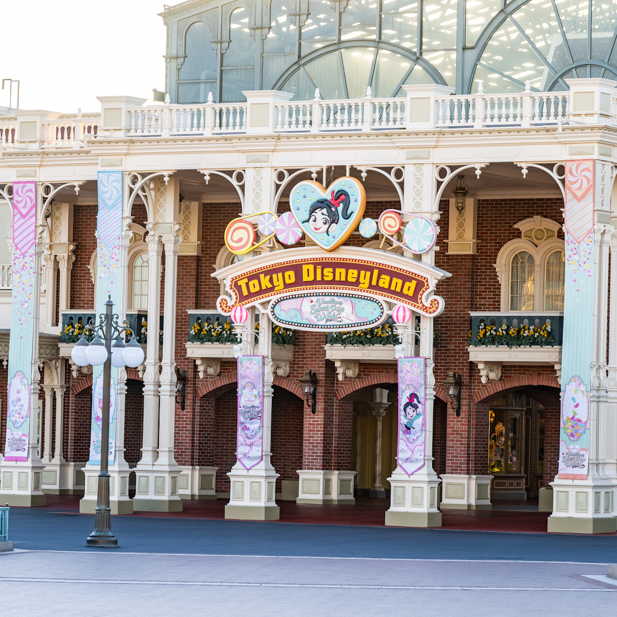 東京ディズニーランド
ヴァネロペのスウィーツ・ポップ・ワールド　エントランスデコレーション