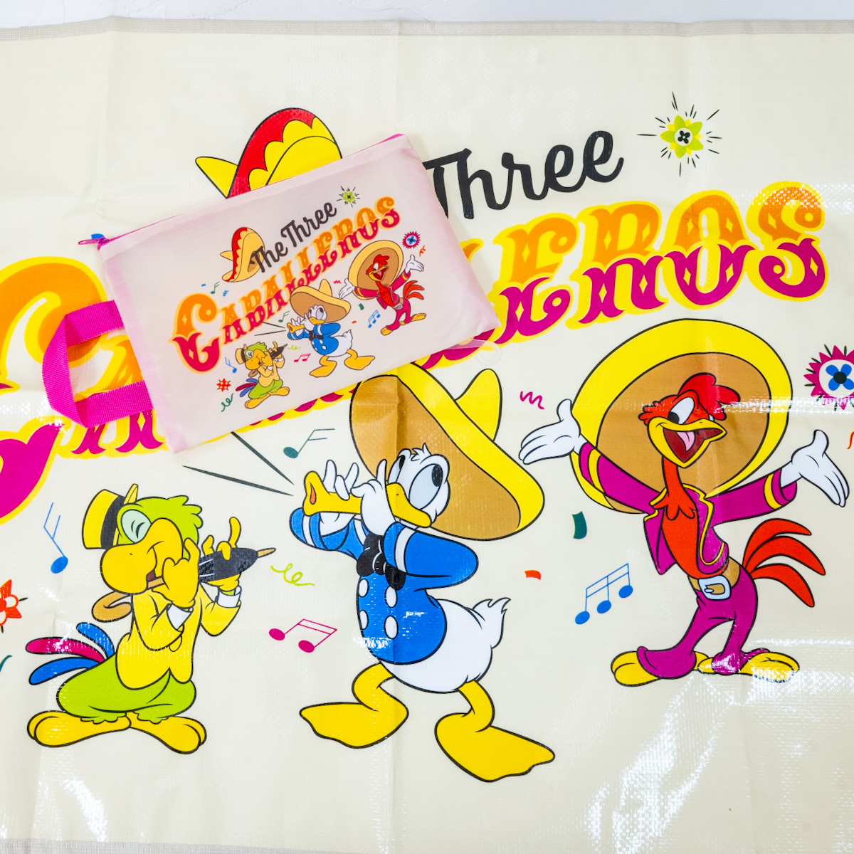 ドナルド、ホセ・キャリオカ、パンチート レジャーシート ポーチ入り THE THREE CABALLEROS 80TH