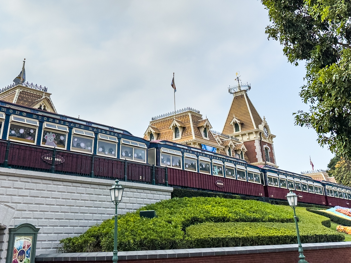 香港ディズニーランド「ダッフィー&フレンズ｣テーマの香港ディズニーランド鉄道　外装