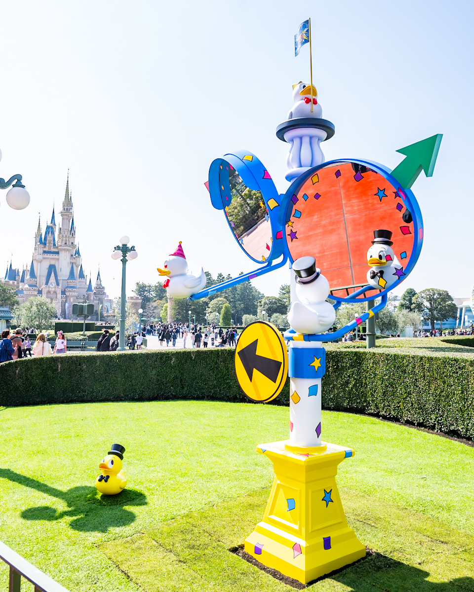 東京ディズニーランド「ディズニー・パルパルーザ”ドナルドのクワッキー・ダック！ダック！ダックシティ！”」デコレーション　ミラー