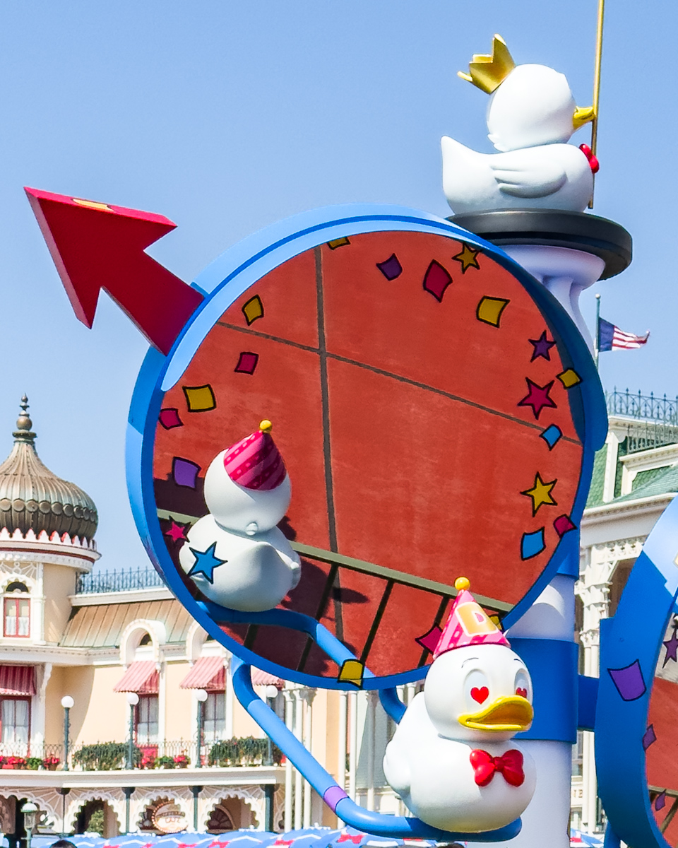 東京ディズニーランド「ディズニー・パルパルーザ”ドナルドのクワッキー・ダック！ダック！ダックシティ！”」デコレーション　ミラー1