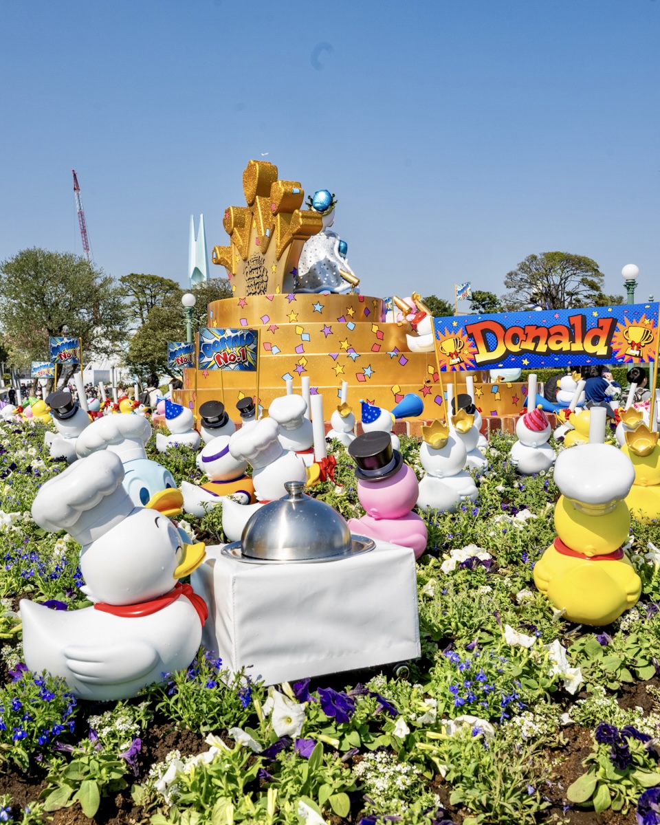 東京ディズニーランド「ディズニー・パルパルーザ”ドナルドのクワッキー・ダック！ダック！ダックシティ！”」デコレーション　プラザ中央花壇　クワッキーダック