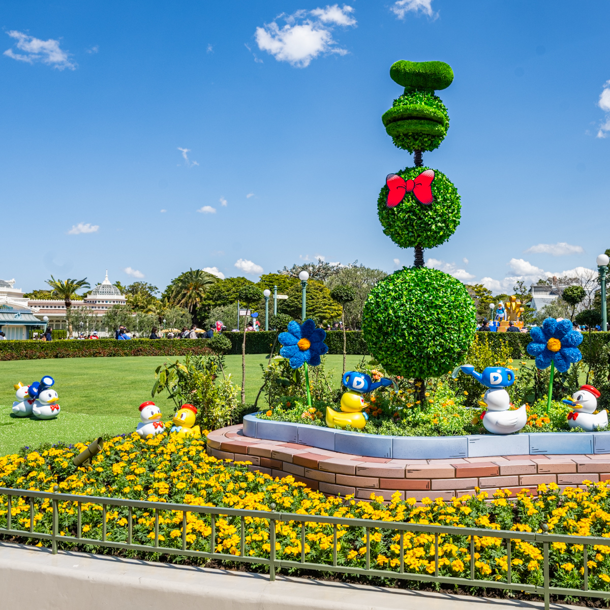 東京ディズニーランド「ディズニー・パルパルーザ”ドナルドのクワッキー・ダック！ダック！ダックシティ！”」デコレーション　プラザサイド