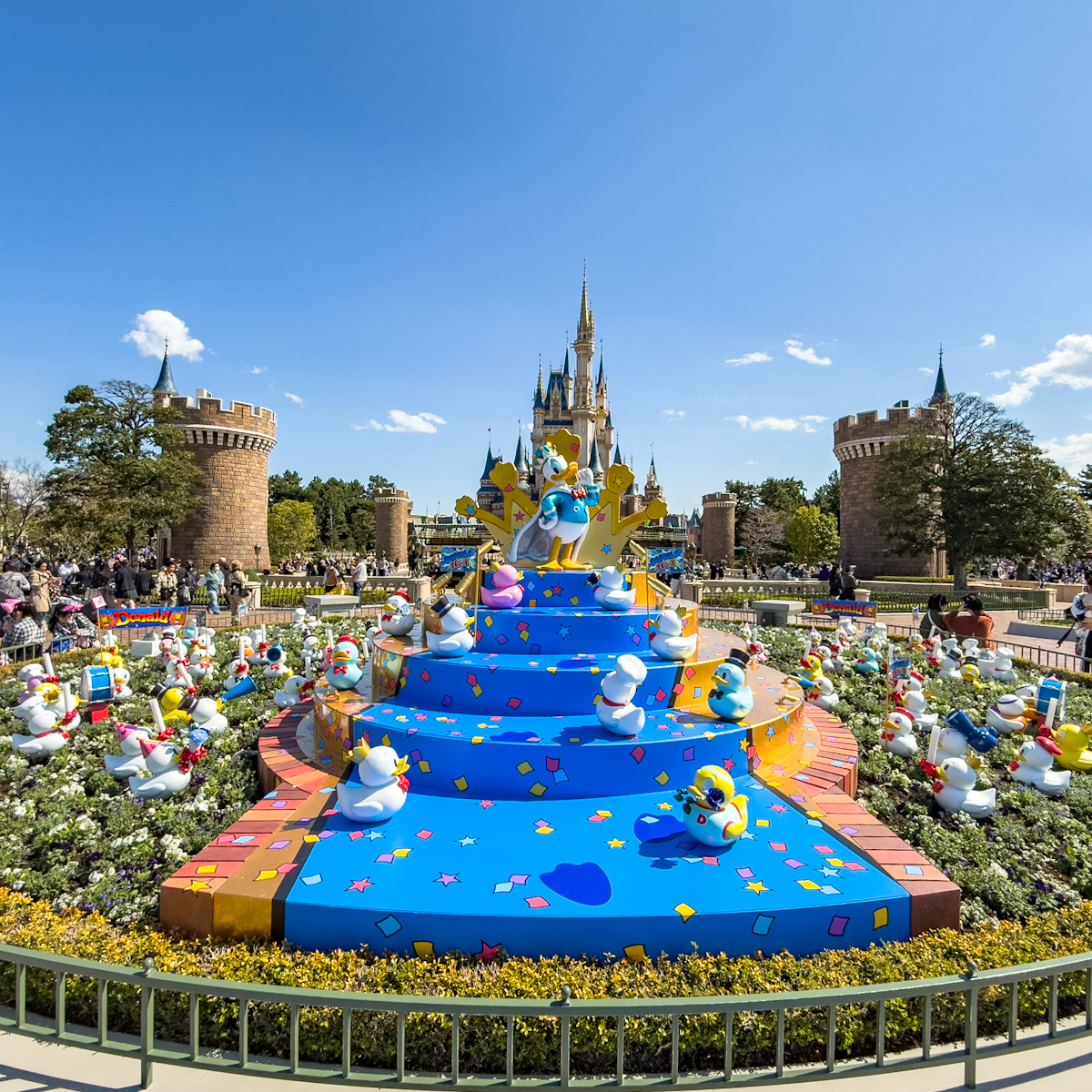 東京ディズニーランド「ディズニー・パルパルーザ”ドナルドのクワッキー・ダック！ダック！ダックシティ！”」デコレーション