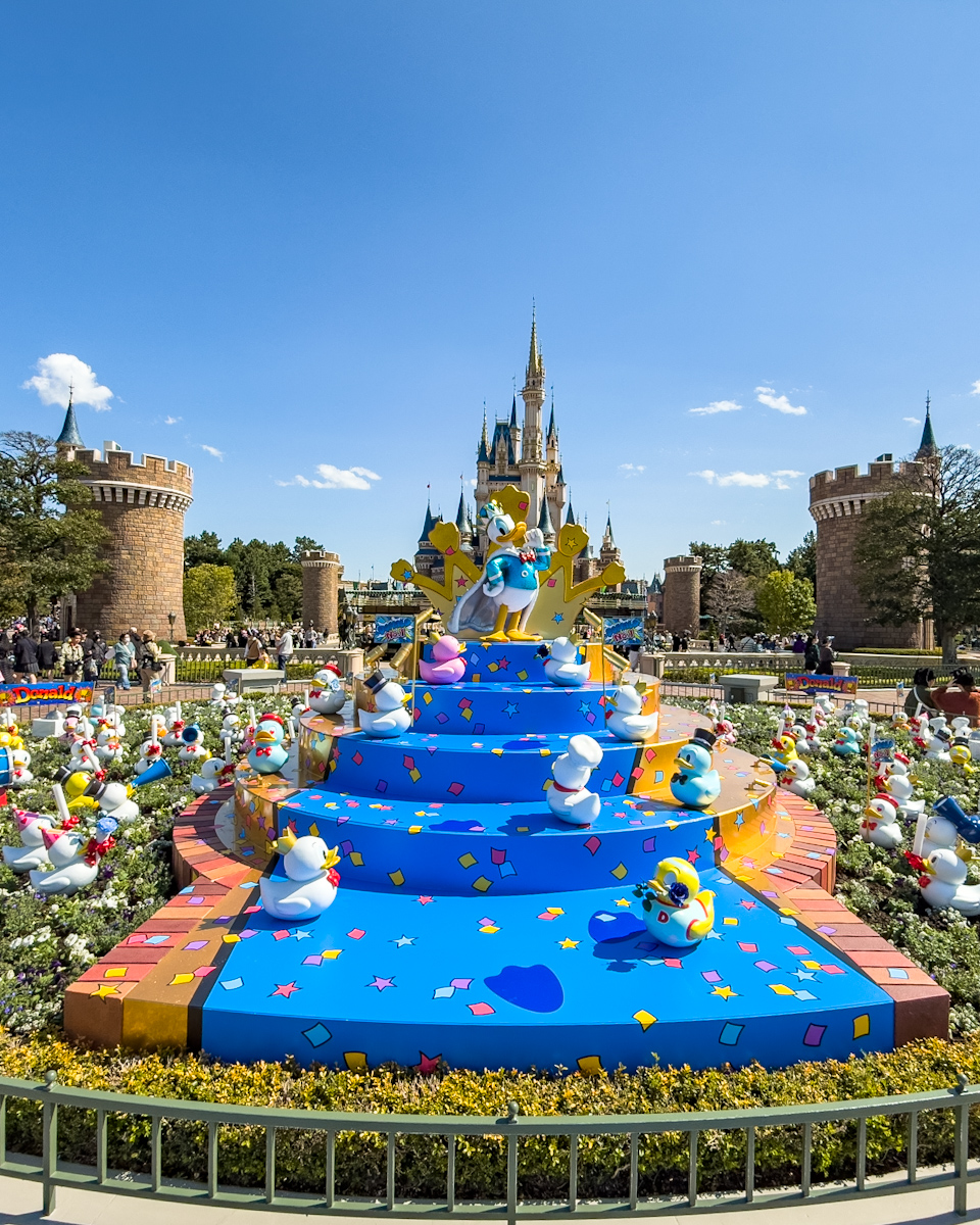 東京ディズニーランド「ディズニー・パルパルーザ”ドナルドのクワッキー・ダック！ダック！ダックシティ！”」デコレーション　プラザ中央花壇