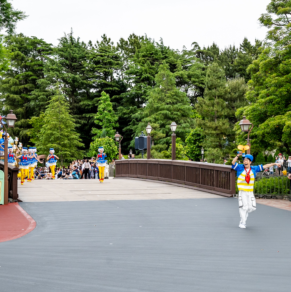 東京ディズニーランド“ディズニー・パルパルーザ”第4弾｢ドナルドのクワッキー・ダック!ダック!ダックシティ!｣クワッキーセレブレーション★ドナルド・ザ・レジェンド！　先頭