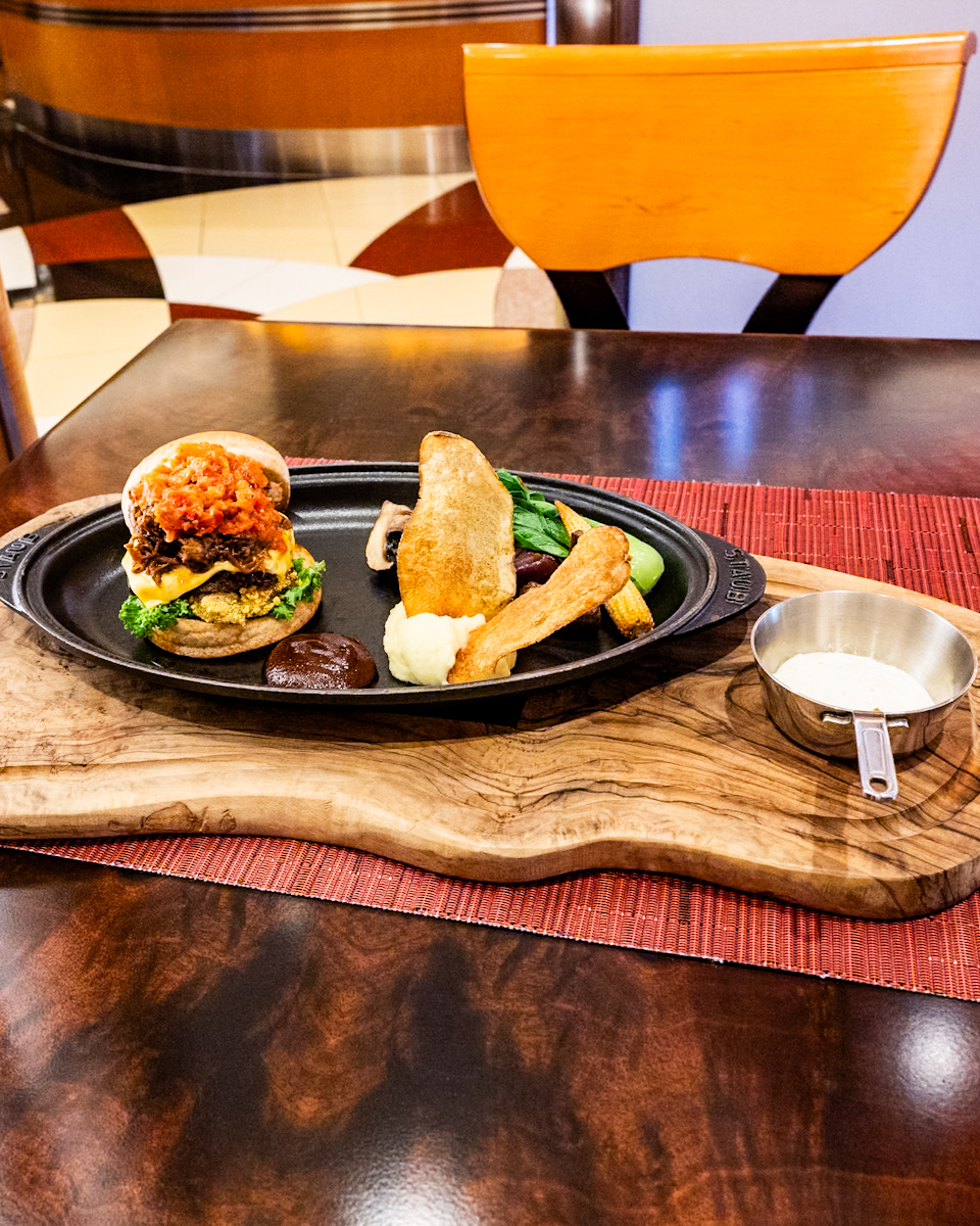国産牛パティと古代小麦バンズのプルドポークバーガー　赤ワインとチポトレのバーベキューソース