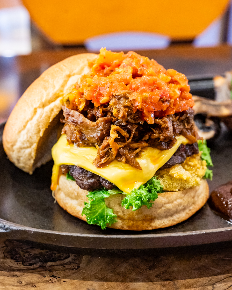 国産牛パティと古代小麦バンズのプルドポークバーガー　赤ワインとチポトレのバーベキューソース1