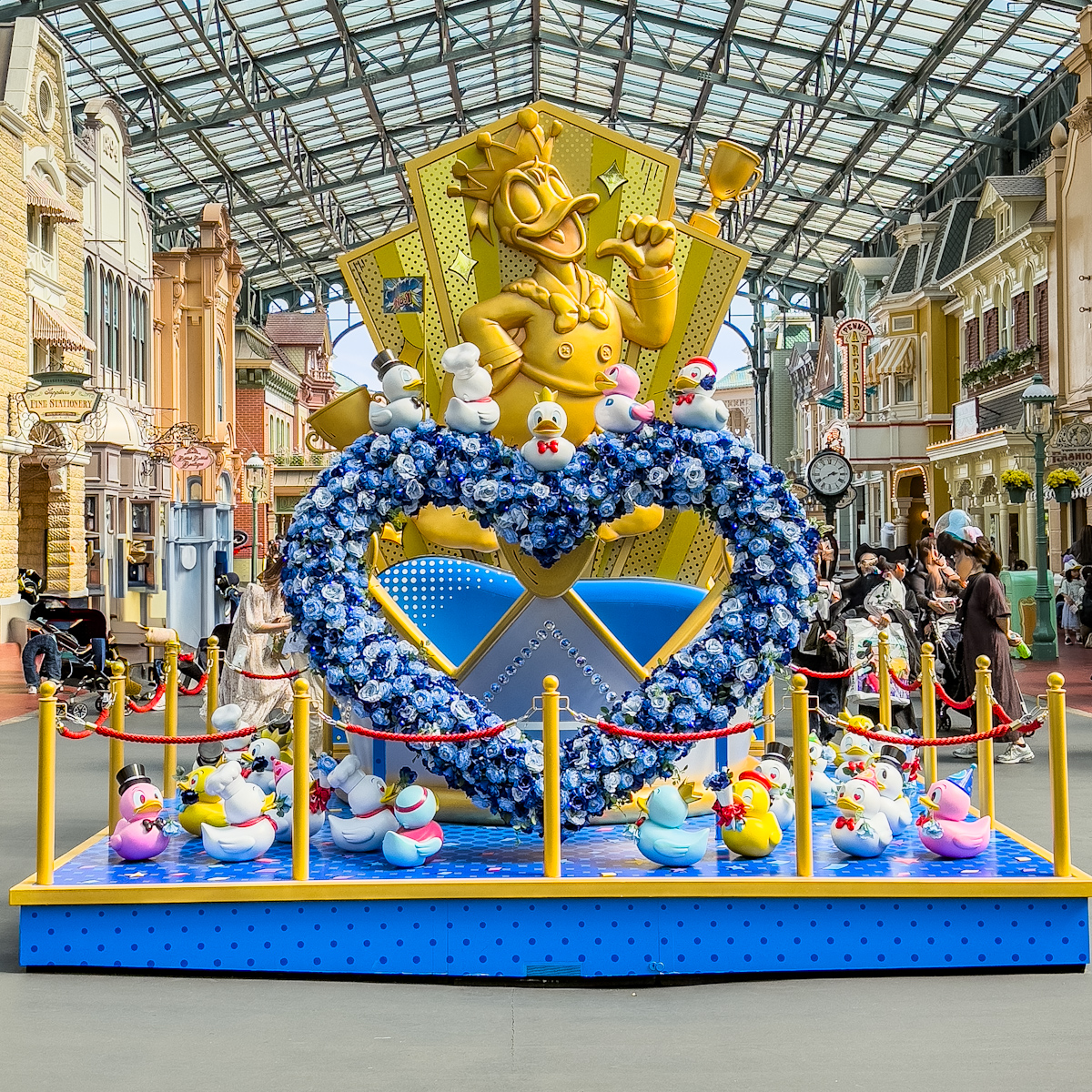 東京ディズニーランド「ディズニー・パルパルーザ”ドナルドのクワッキー・ダック！ダック！ダックシティ！”」デコレーション　ワールドバザール　モニュメント