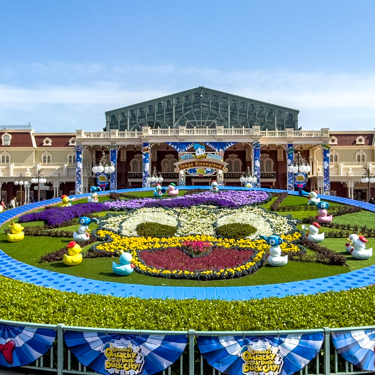 東京ディズニーランド「ディズニー・パルパルーザ”ドナルドのクワッキー・ダック！ダック！ダックシティ！”」デコレーションまとめ　ドナルド花壇