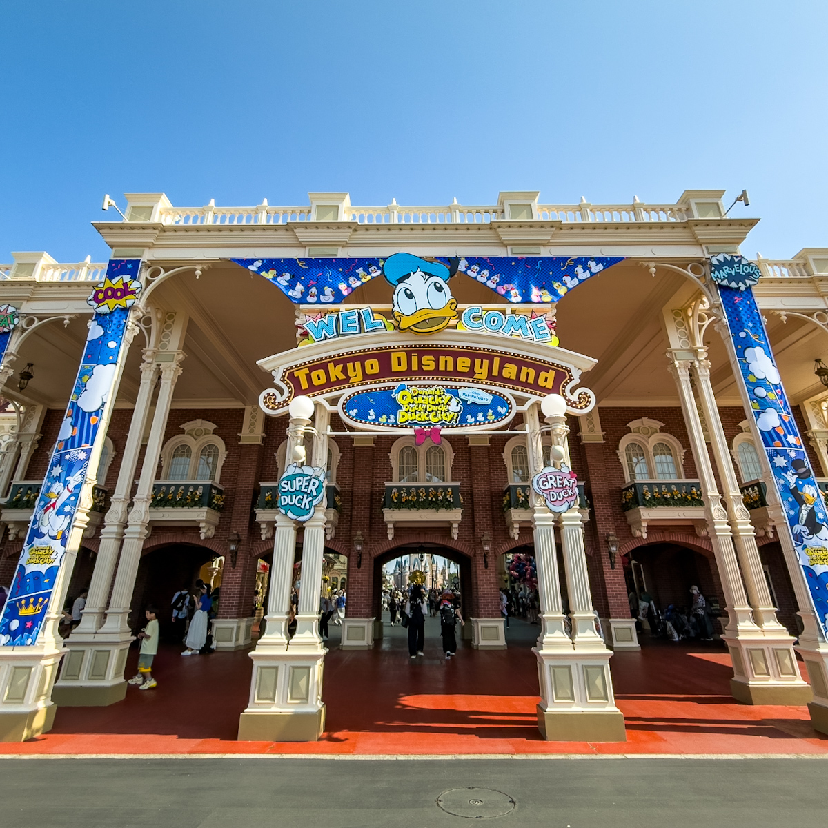 東京ディズニーランド「ディズニー・パルパルーザ”ドナルドのクワッキー・ダック！ダック！ダックシティ！”」デコレーション　ワールドバザール入口バナー1