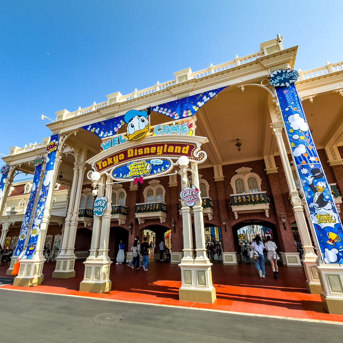 東京ディズニーランド「ディズニー・パルパルーザ”ドナルドのクワッキー・ダック！ダック！ダックシティ！”」デコレーション　ワールドバザール入口バナー