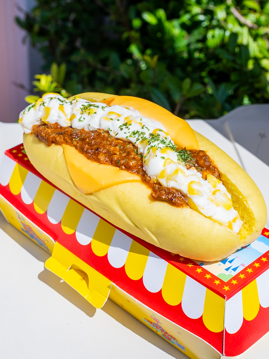 スペシャルホットドッグ（キーマカレー、チーズ、コーンのマヨネーズ風味）