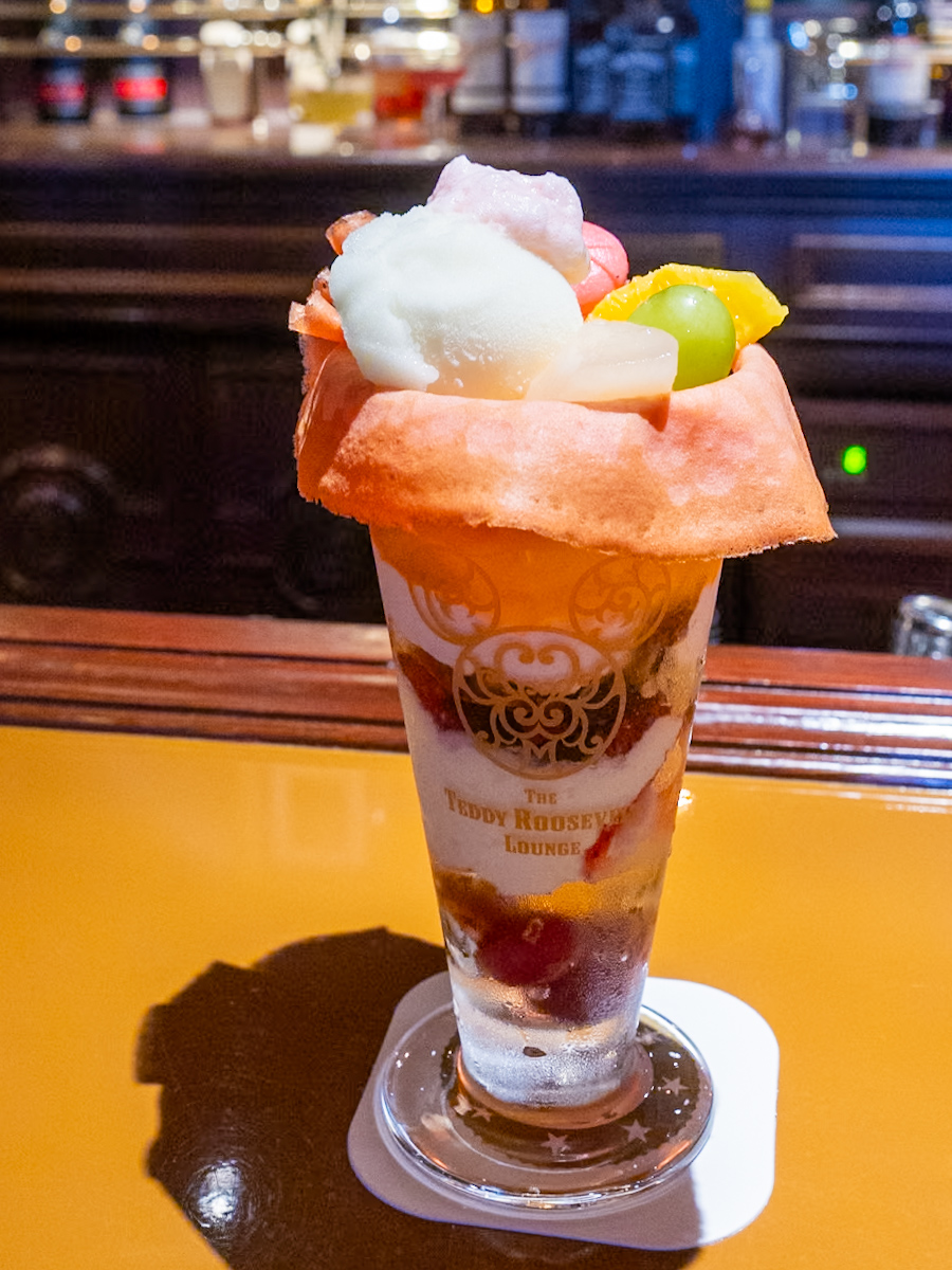 フルーツとクレープのパフェ（マカロン、パンナコッタ、洋梨のソルベ）2