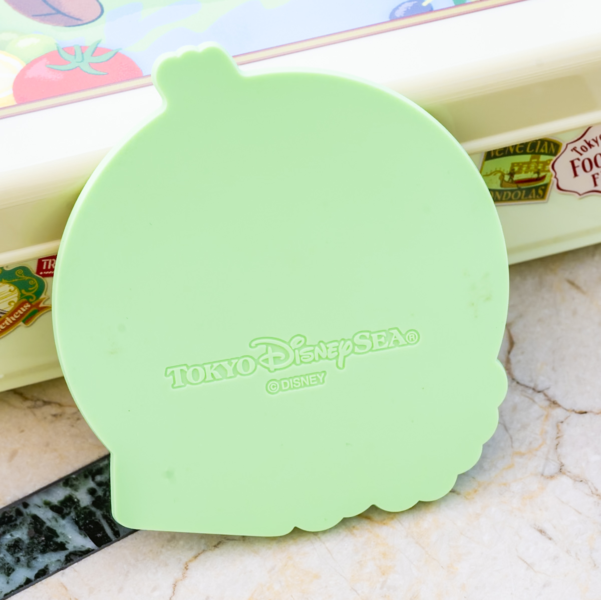 「東京ディズニーシー・フード＆ワイン・フェスティバル2025」スーベニアコースター　バックデザイン