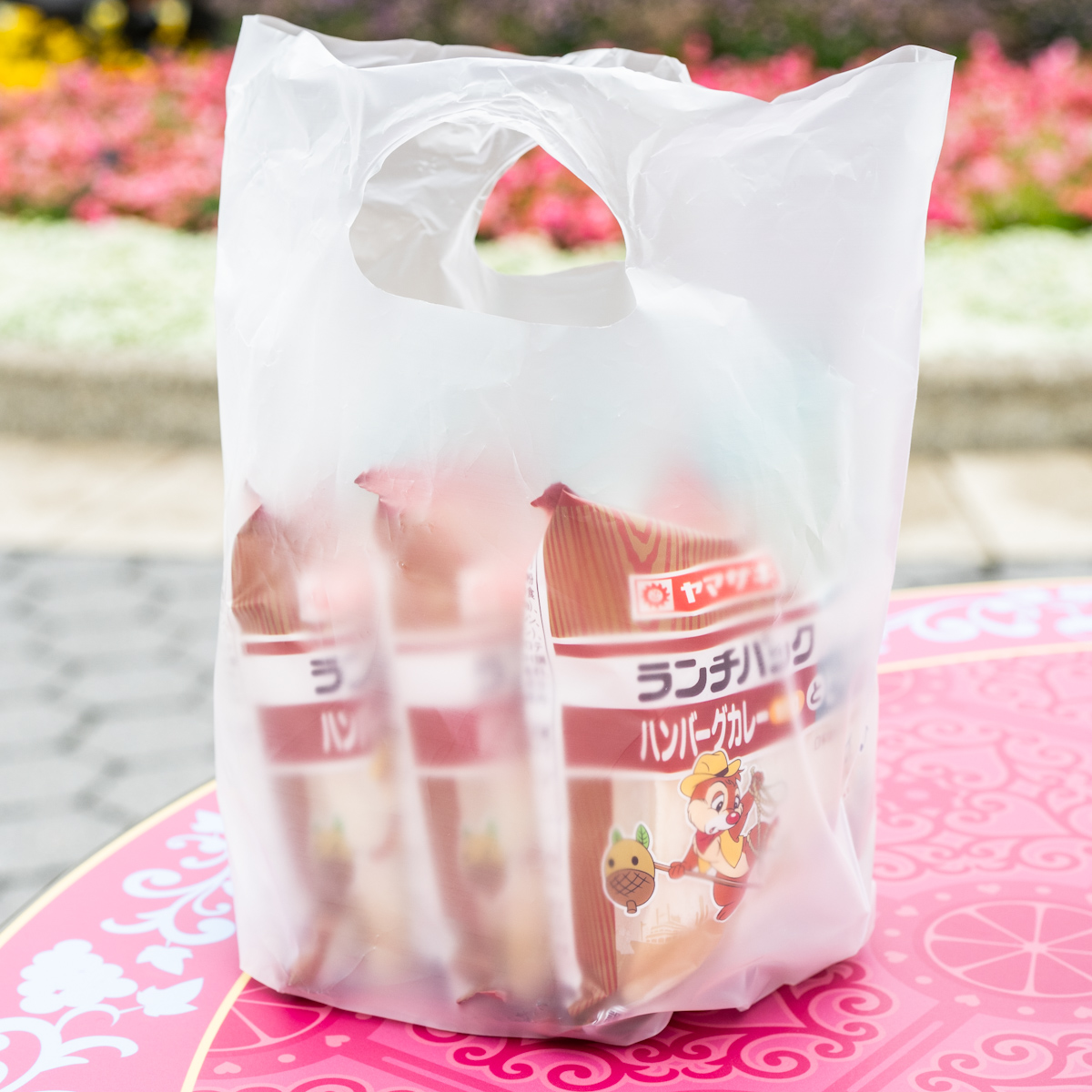 東京ディズニーリゾート「ランチパック ハンバーグカレーとビーフカリー」（チップ&デールデザイン）1