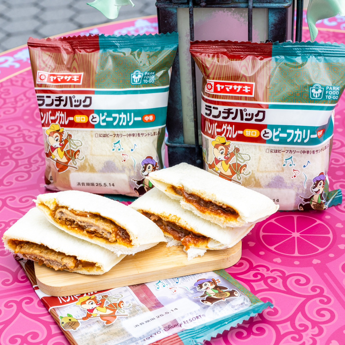 東京ディズニーリゾート「ランチパック ハンバーグカレーとビーフカリー」（チップ&デールデザイン）