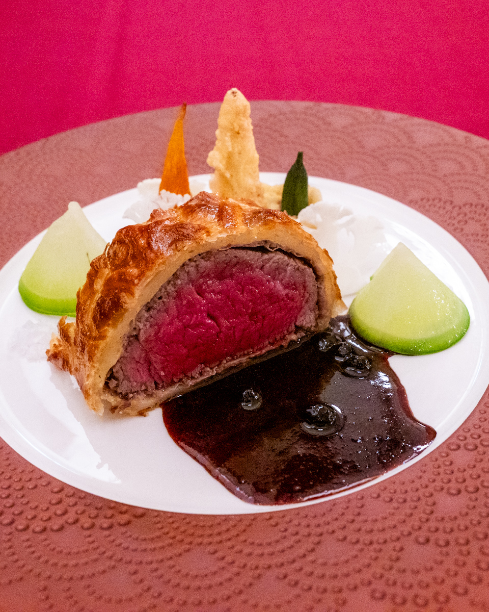 国産牛フィレ肉のアンクルート、ベリー香る赤ワインソース