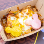 「東京ディズニーシー・フード＆ワイン・フェスティバル」フードトラック（ブルー）ニョッキグラタン（チョリソー、キノコ、ピスタチオ）1