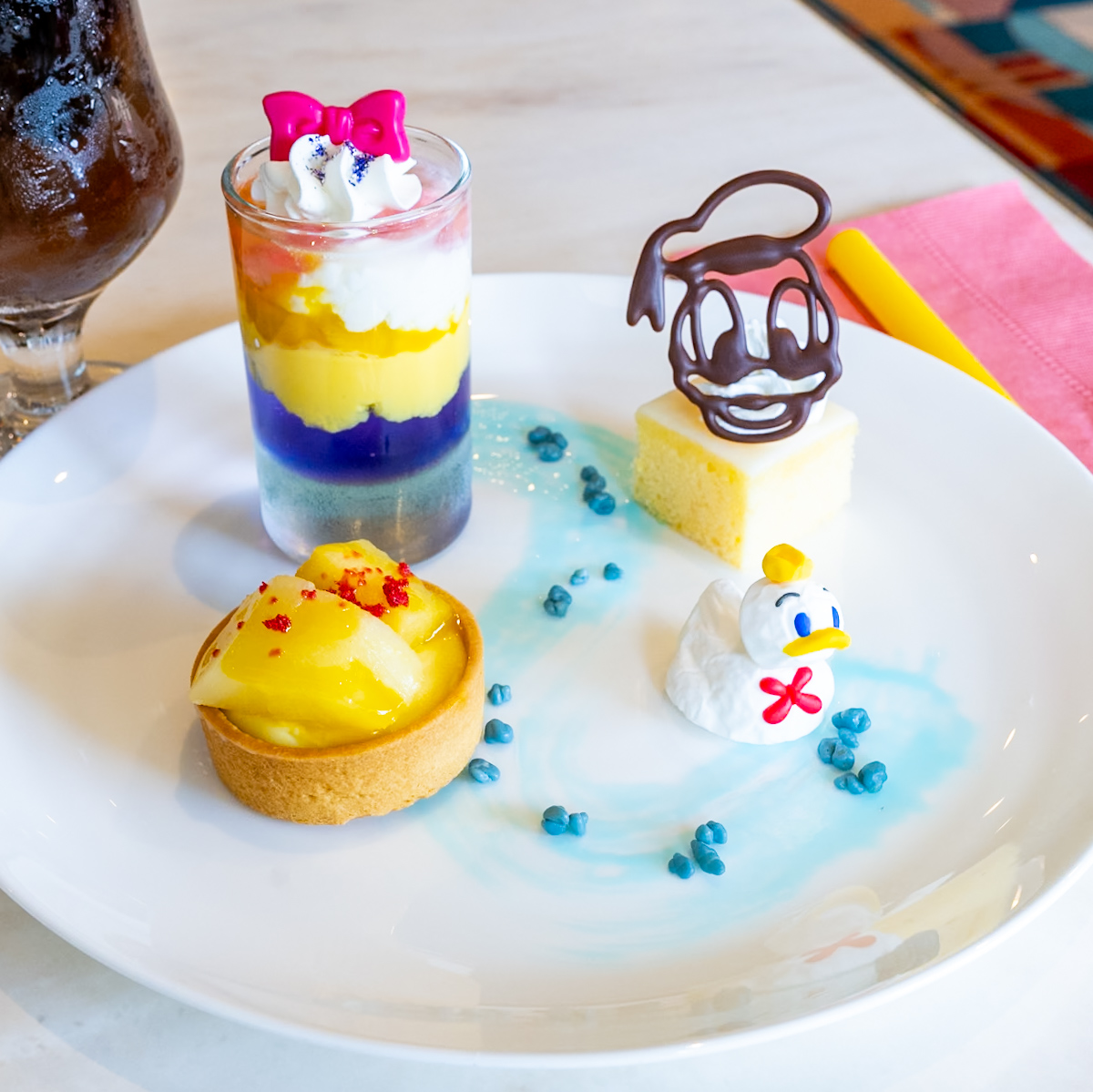 東京ディズニーランド「センターストリート・コーヒーハウス」”ドナルドのクワッキー・ダック！ダック！ダックシティ！スペシャルデザートセット2