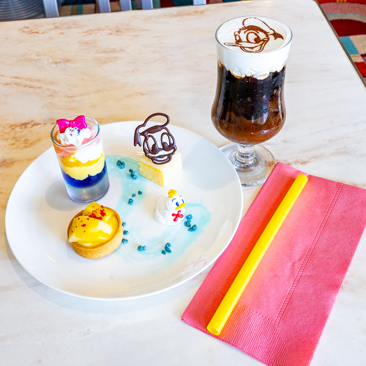 東京ディズニーランド「センターストリート・コーヒーハウス」”ドナルドのクワッキー・ダック！ダック！ダックシティ！スペシャルデザートセット