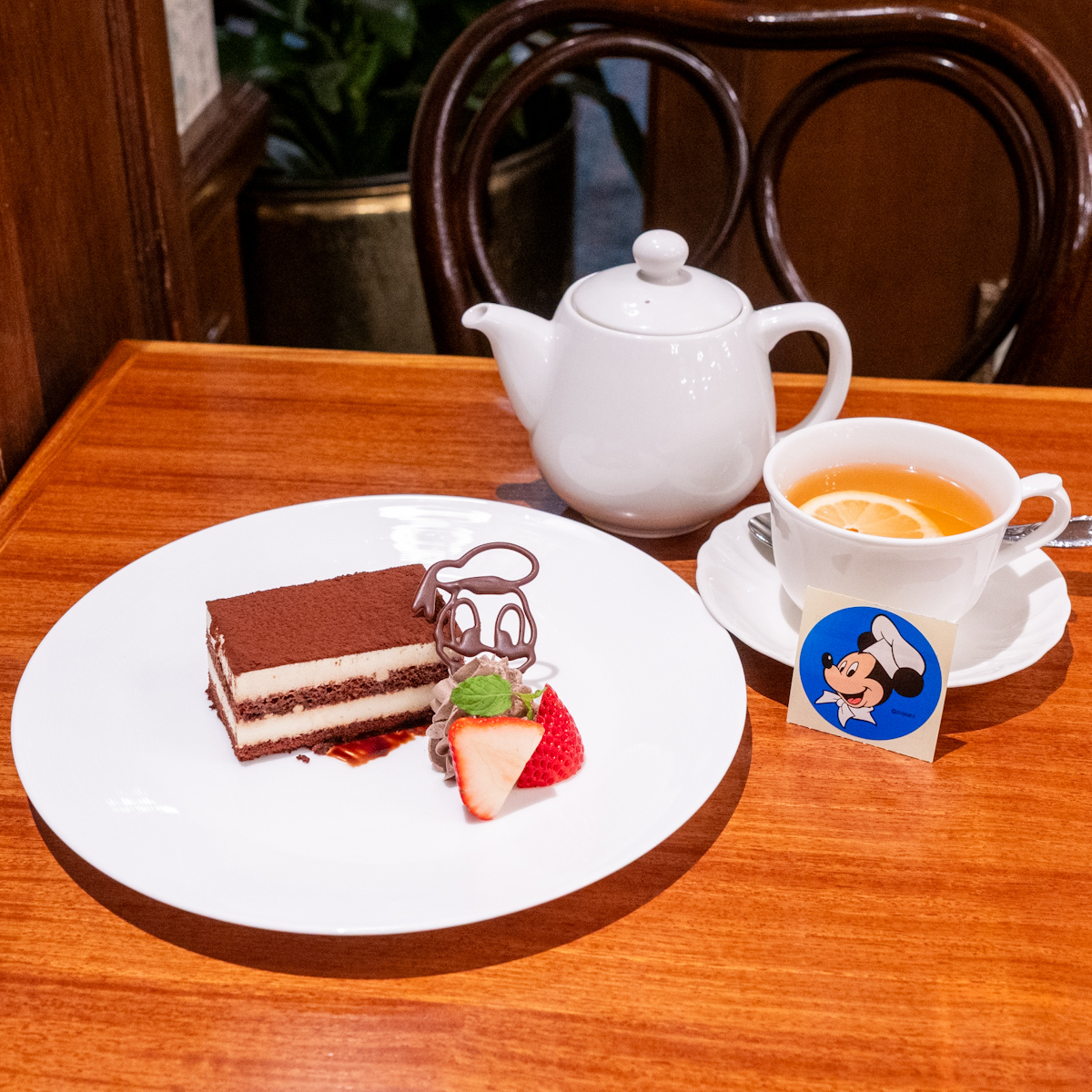 イーストサイド・カフェでは、ミッキーモチーフのティラミス