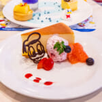 センターストリート・コーヒーハウスでは、ミニーモチーフのチーズケーキ ドナルドチョコトッピング