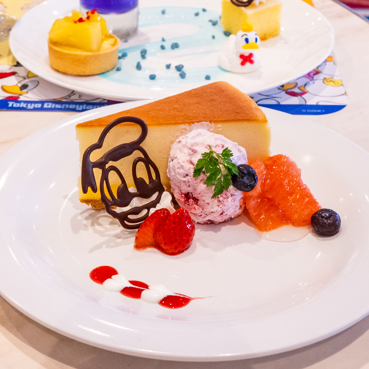 センターストリート・コーヒーハウスでは、ミニーモチーフのチーズケーキ ドナルドチョコトッピング