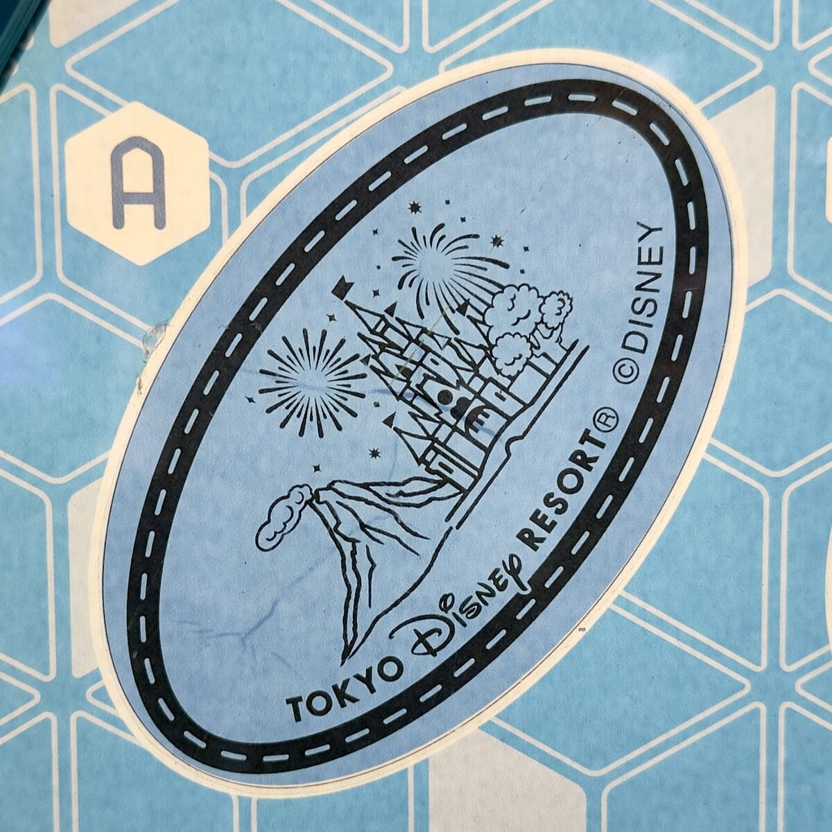 東京ディズニーランド「チームディズニー」スーベニアメダル　シンデレラ城&プロメテウス火山