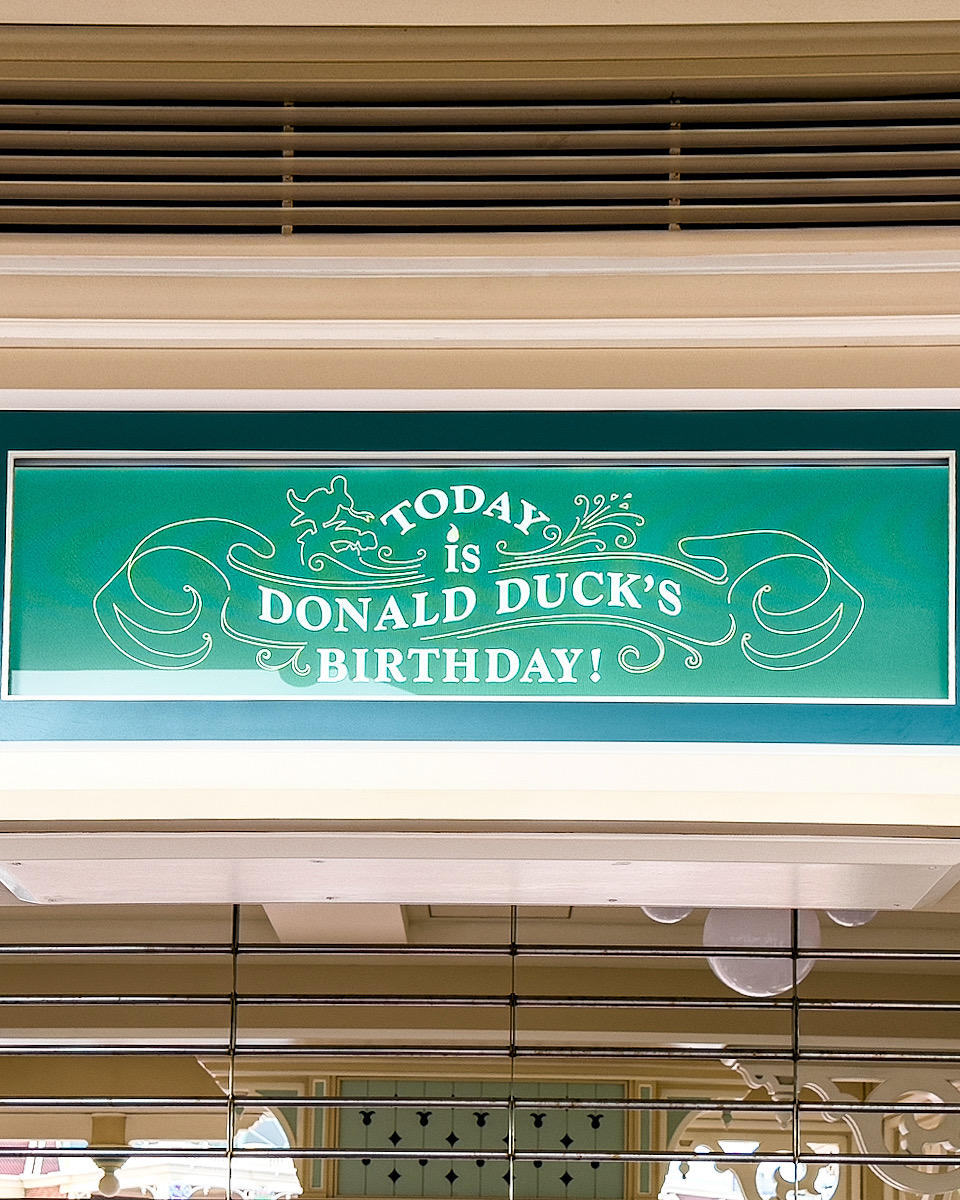 東京ディズニーランド　メインエントランス　電光掲示板　ドナルドのお誕生日メッセージ