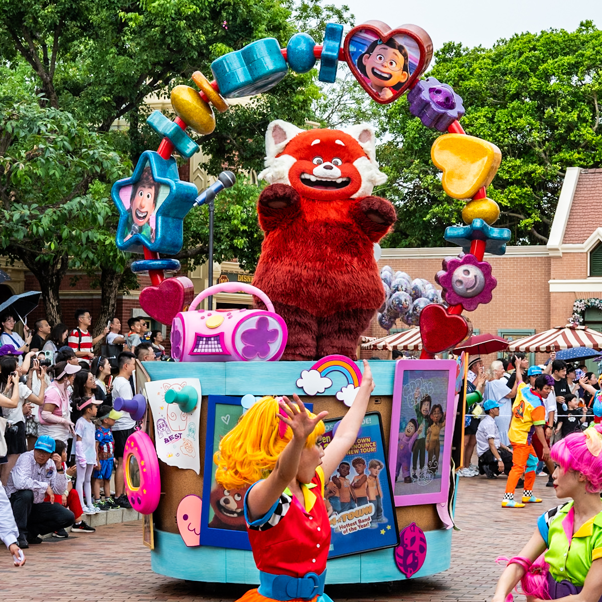 香港ディズニーランド20周年 デイタイム・パレード「フレンドタスティック！」『私ときどきレッサーパンダ』フロート1
