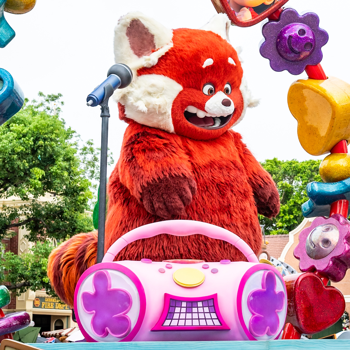香港ディズニーランド20周年 デイタイム・パレード「フレンドタスティック！」『私ときどきレッサーパンダ』フロート