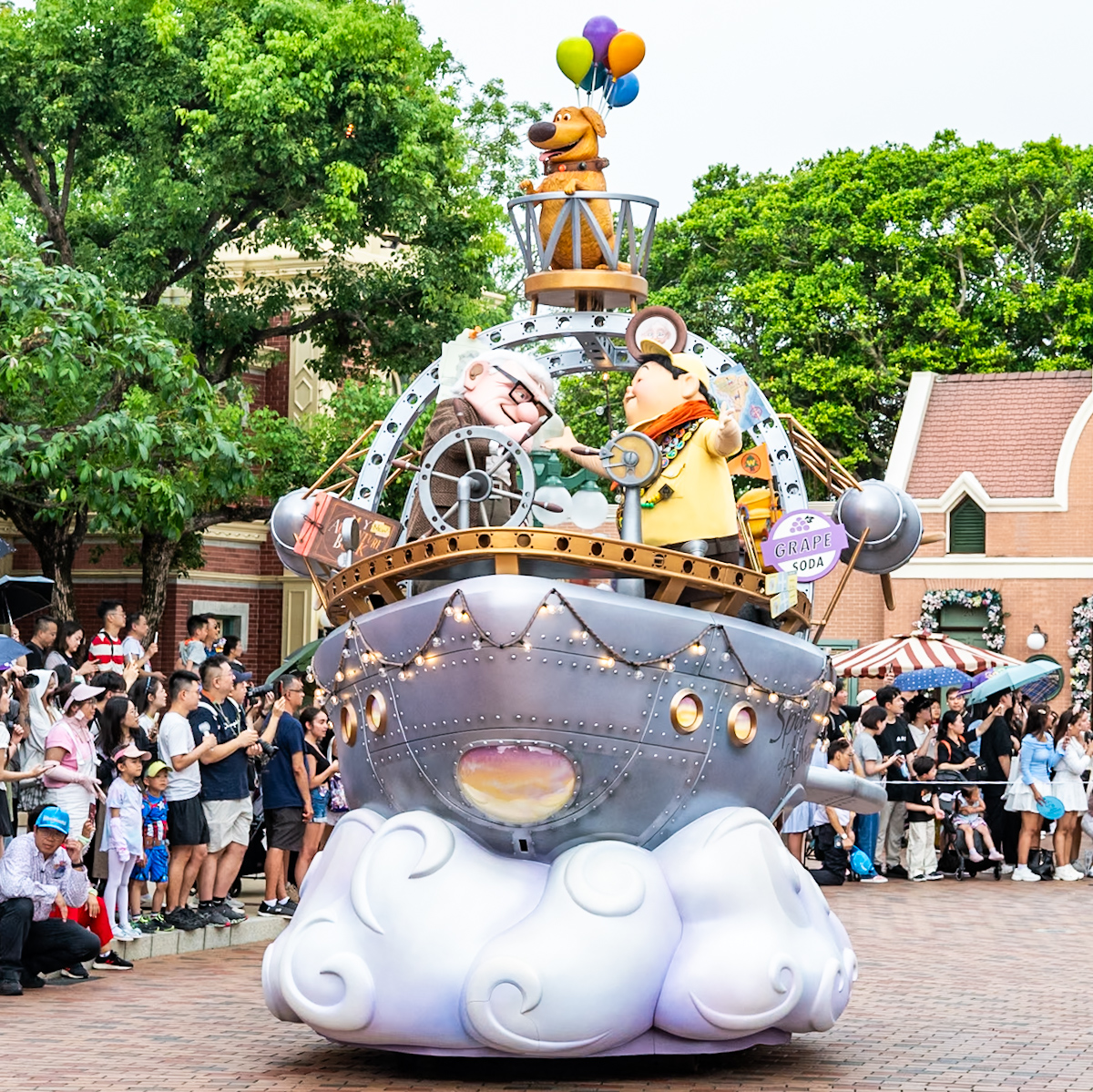 香港ディズニーランド20周年 デイタイム・パレード「フレンドタスティック！」『カールじいさんの空飛ぶ家』フロート