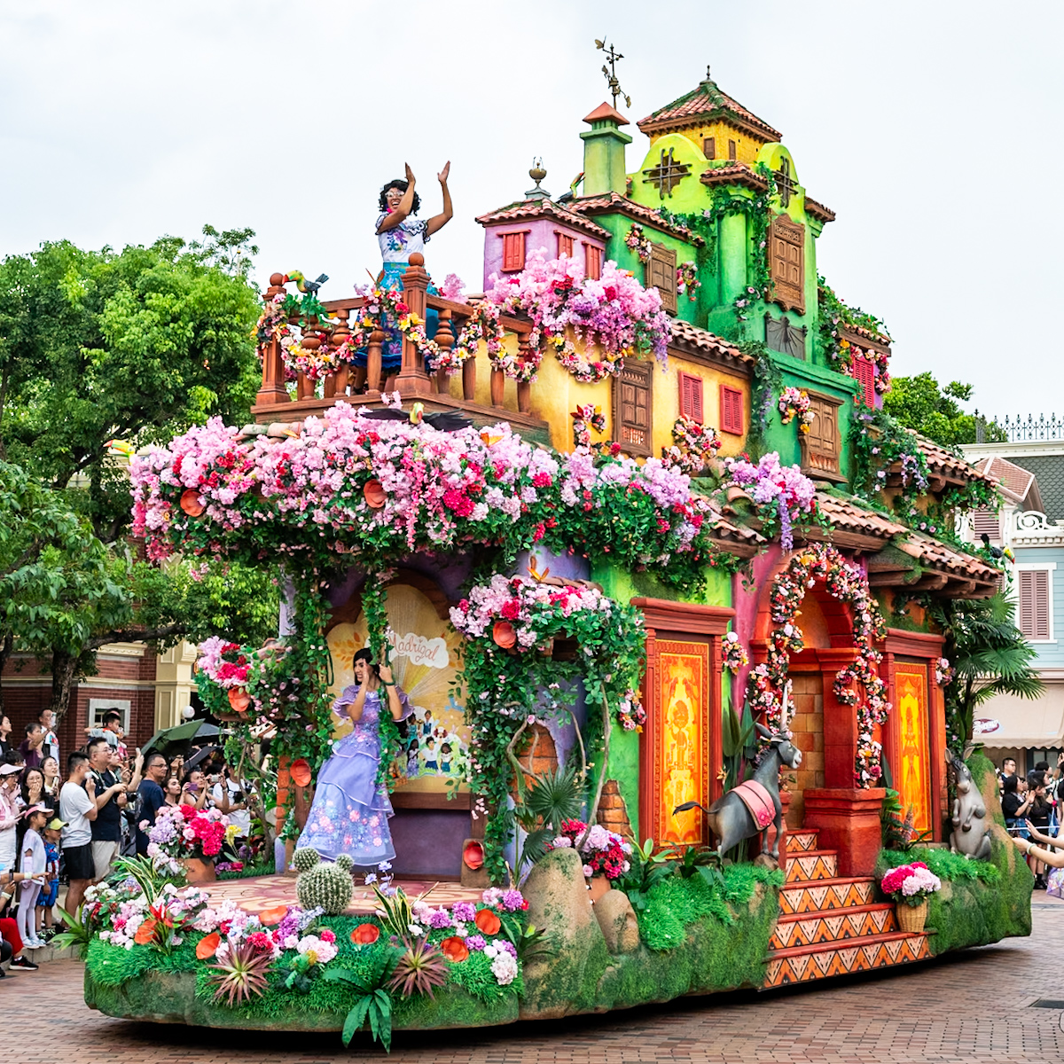 香港ディズニーランド20周年 デイタイム・パレード「フレンドタスティック！」『ミラベルと魔法だらけの家』フロート