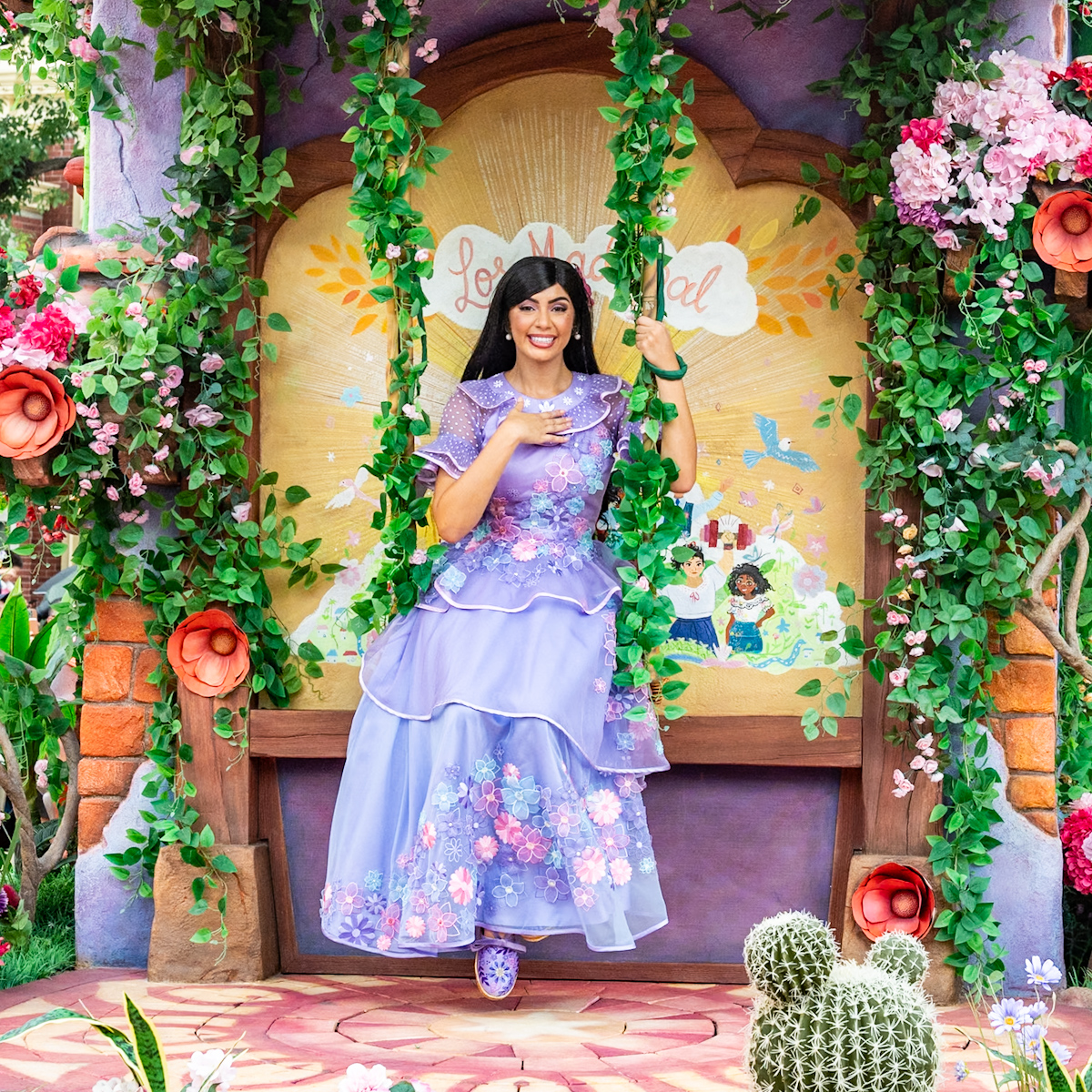 香港ディズニーランド20周年 デイタイム・パレード「フレンドタスティック！」『ミラベルと魔法だらけの家』フロート　イサベラ