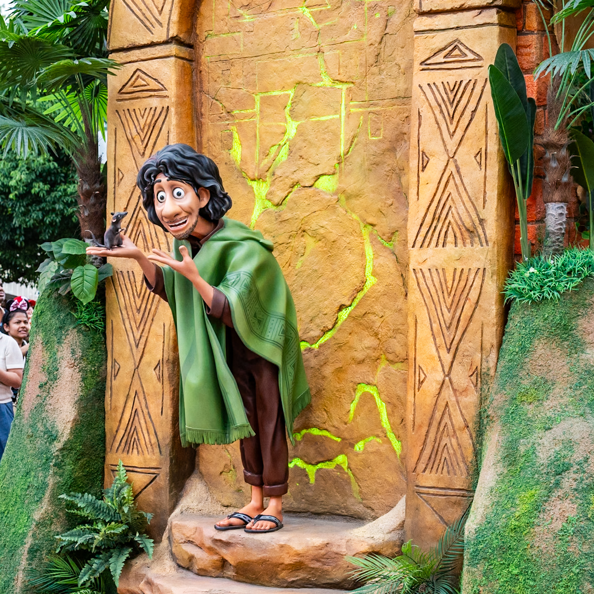 香港ディズニーランド20周年 デイタイム・パレード「フレンドタスティック！」『ミラベルと魔法だらけの家』フロート　ブルーノ