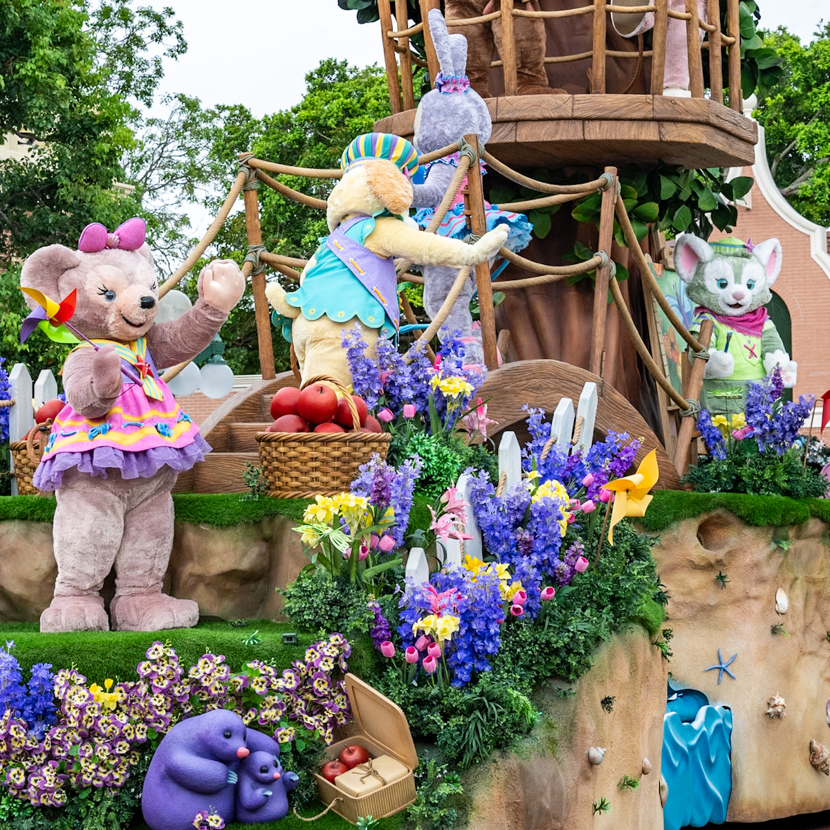 香港ディズニーランド20周年 デイタイム・パレード「フレンドタスティック！」ダッフィー＆フレンズフロート　シェリーメイ、クッキー・アン、ステラ・ルー、ジェラトーニ