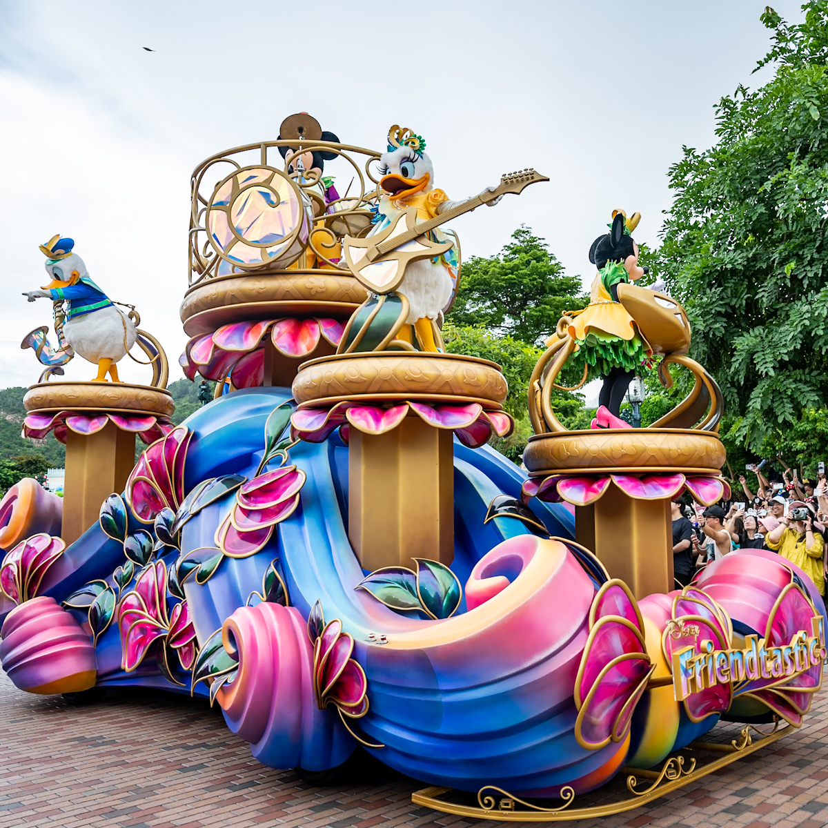 香港ディズニーランド20周年 デイタイム・パレード「フレンドタスティック！」