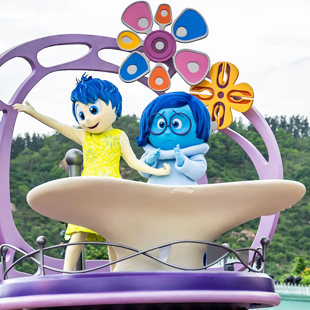 香港ディズニーランド20周年 デイタイム・パレード「フレンドタスティック！」『インサイド・ヘッド』フロート　ヨロコビ、カナシミ