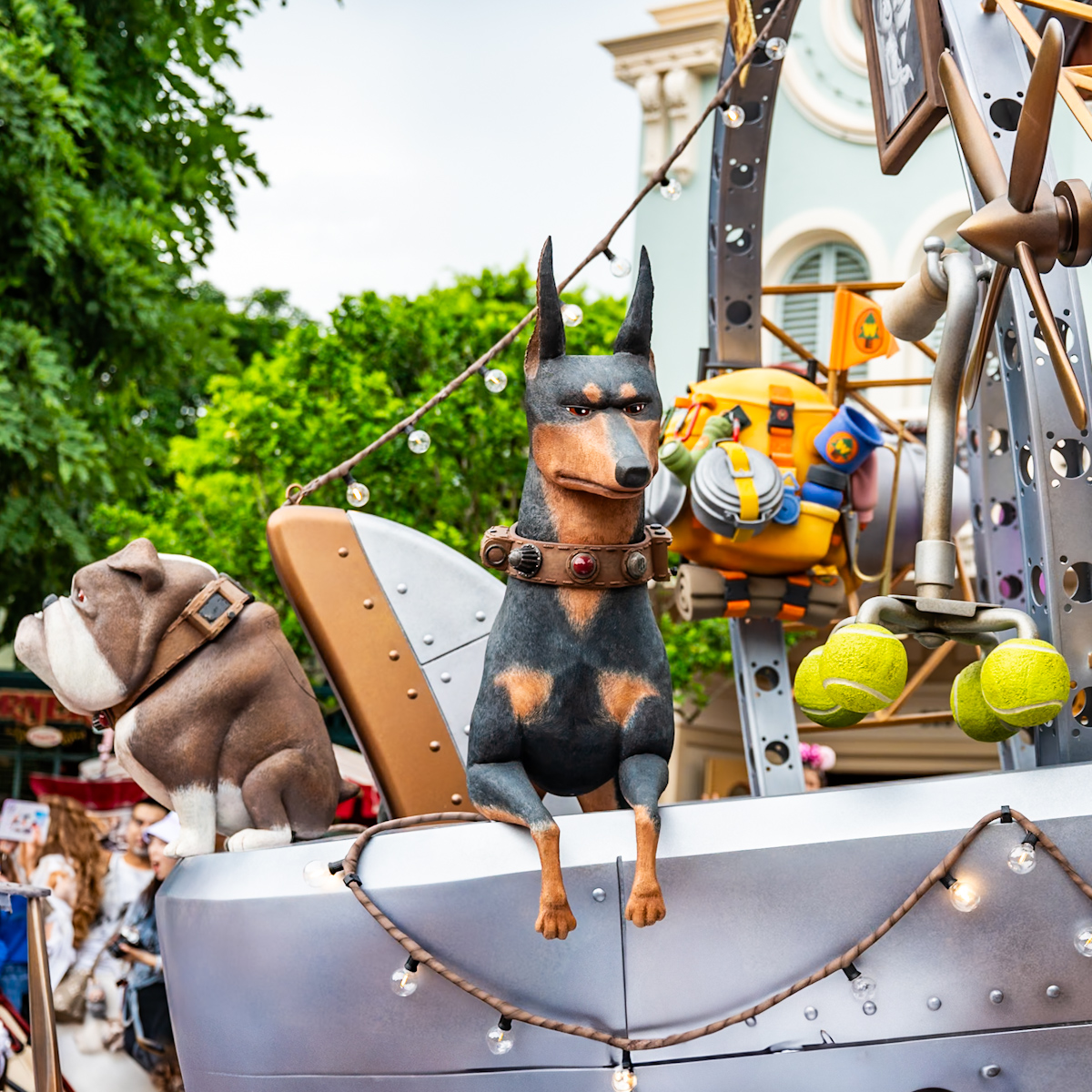 香港ディズニーランド20周年 デイタイム・パレード「フレンドタスティック！」『カールじいさんの空飛ぶ家』フロート　しゃべる犬たち